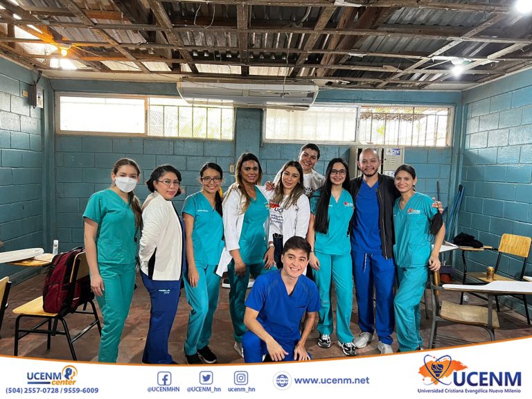 La Carrera de Gestión Portuaria y Transporte Marítimo realiza actividad de Recolección de Desechos Sólidos en la Playa el Faro