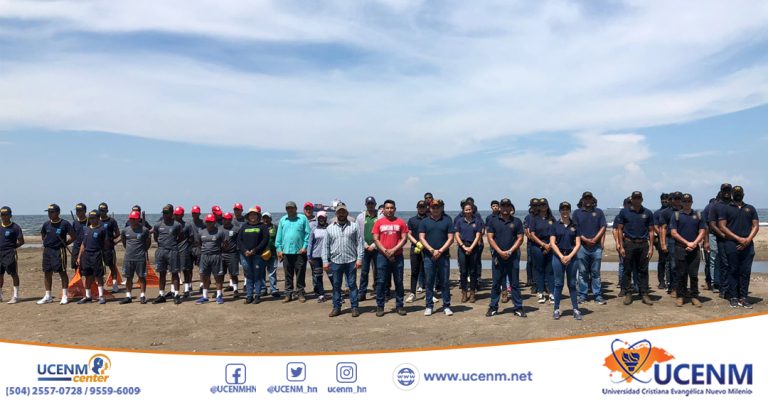 La Carrera de Gestión Portuaria y Transporte Marítimo realiza actividad de Recolección de Desechos Sólidos en la Playa el Faro
