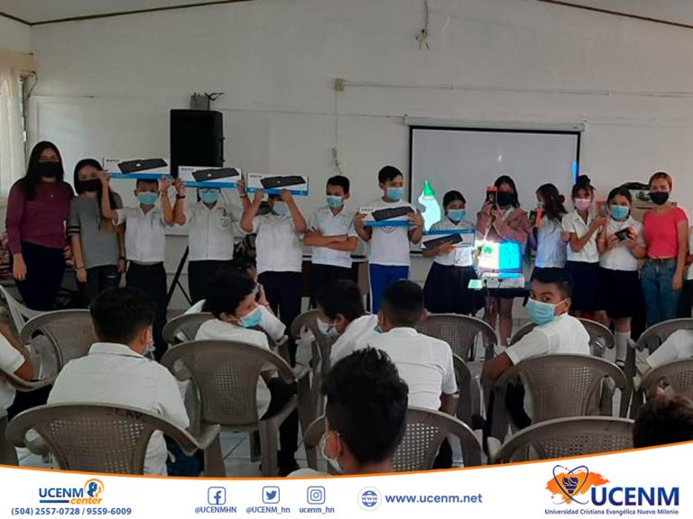 Estudiantes de la asignatura de computación i desarrollan actividad de vinculación en centros educativos