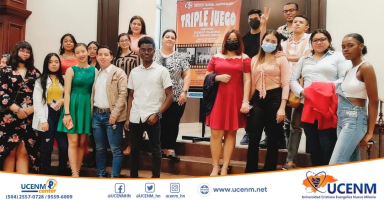 Estudiantes de UCENM acuden al Teatro José Francisco Saybe