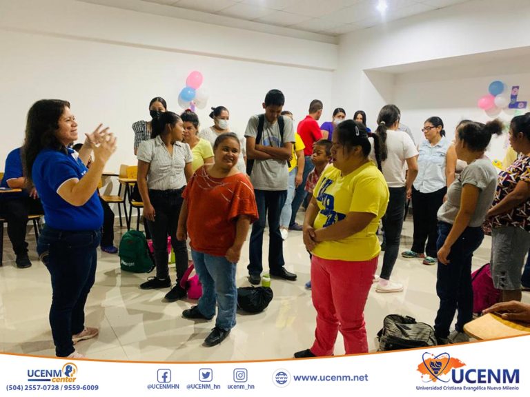 Estudiantes de UCENM Comayagua visitan el Hogar Nazareth