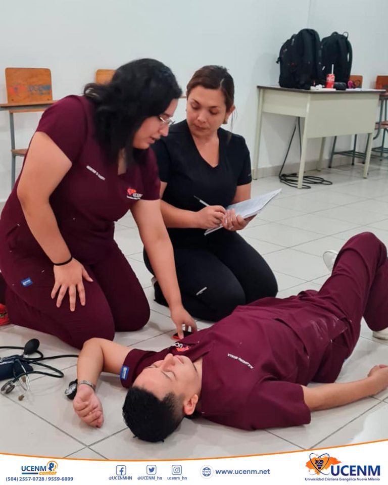 Estudiantes realizan su evaluación práctica de Primeros Auxilios