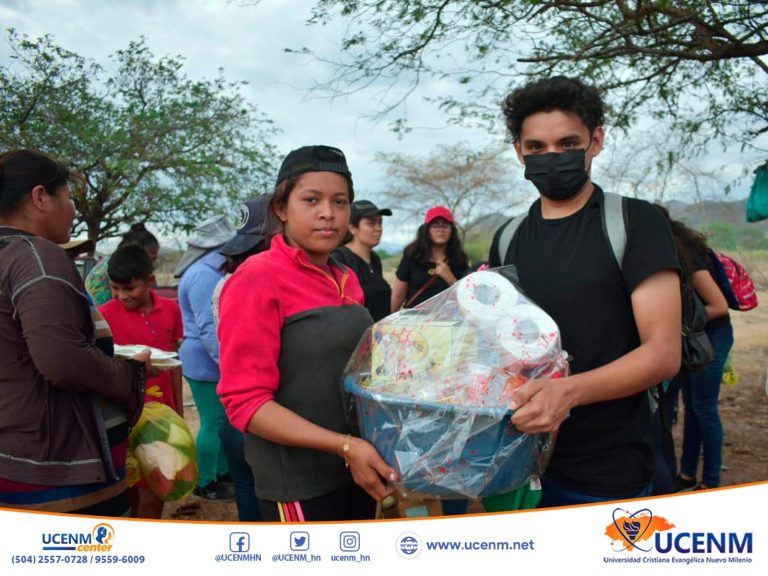 La asignatura Ética Cristiana realiza entrega de donativos y un convivio con las personas que trabajan en el crematorio de San Lorenzo