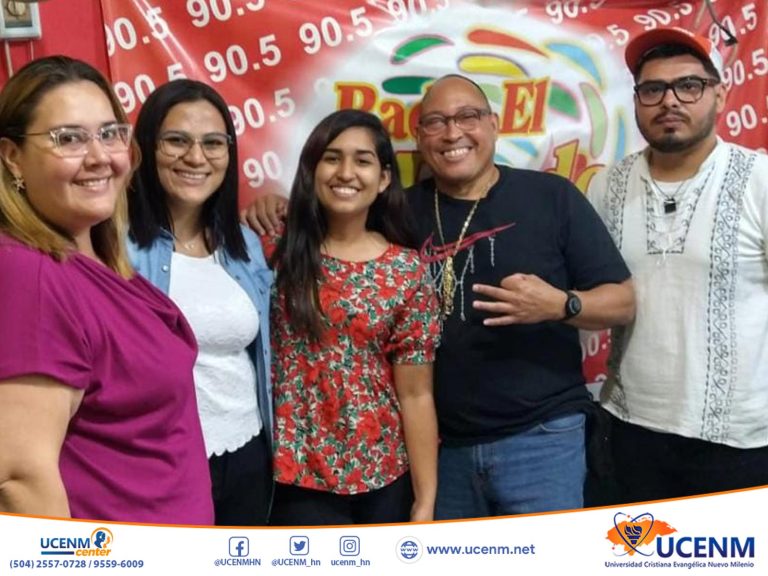 Estudiantes de la clase de Imagen Corporal y Locución realizan su examen final en Radio El Mundo