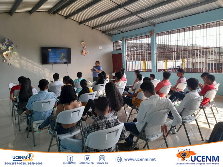 Isis Rosales, estudiante de la Licenciatura en Psicología imparte charlas en el Instituto José Antonio Domínguez