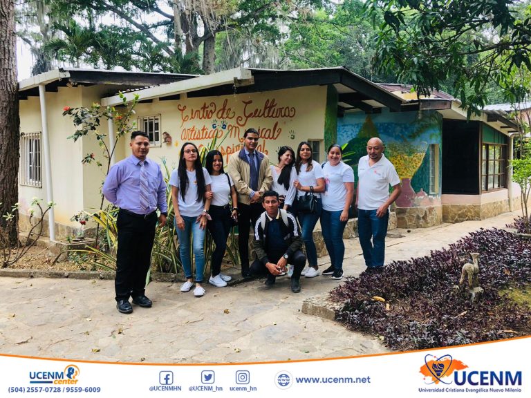 Estudiantes de la carrera de Administración y Desarrollo Empresarial visitan Instituto San Benito II