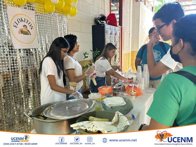 Estudiantes de la asignatura Administración I realizan venta de comidas típicas en UCENM Tocoa