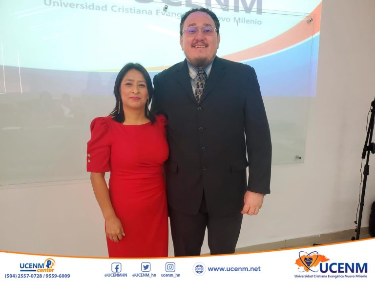Los estudiantes de la maestría en Gerencia Empresarial, Brenda Castellanos Canales y Walter Pedroza realizaron la defensa de su tesis