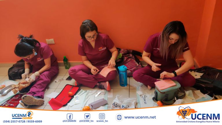 Como parte de la asignatura Técnicas Paramédicas, los estudiantes de la Licenciatura en Salud Comunitaria realizan prácticas de suturas quirúrgicas