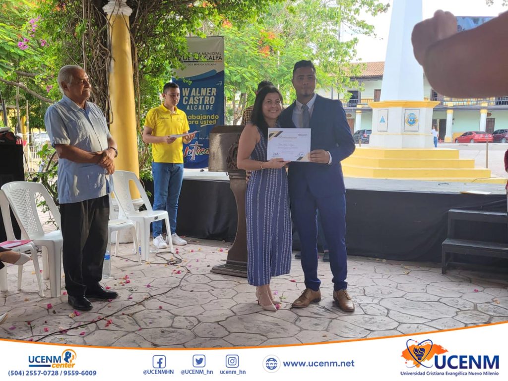 Nuestros estudiantes Elvin Vargas y Anthonella Rosales participan en el concurso de oratoria en honor al 188 aniversario de la ciudad de Juticalpa, Olancho