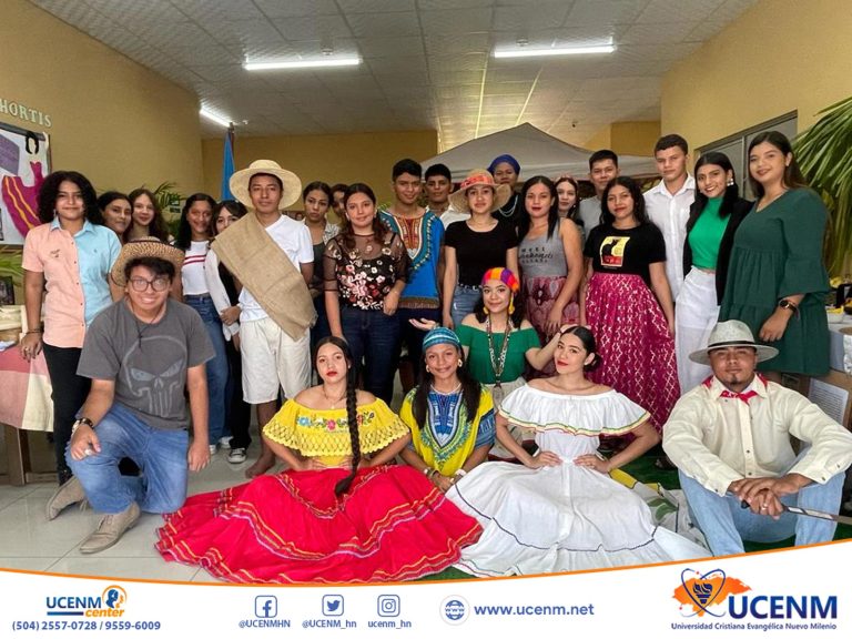Estudiantes de la asignatura de Historia de Honduras realizan la actividad “Pueblos Prehispánicos” en UCENM Juticalpa