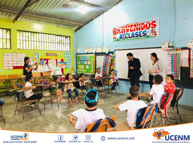 Estudiantes de la clase de Derecho Internacional Público realizan entrega de víveres en la Escuela de Cayo Campo