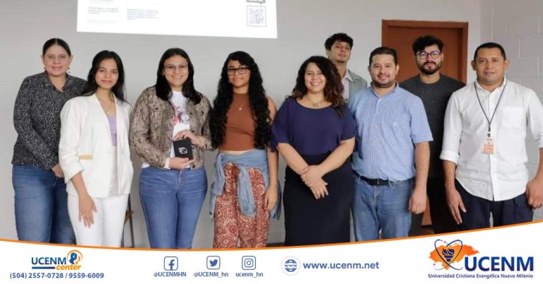 Estudiantes de la clase de Fotografía reciben capacitación sobre fotografía a cargo del medio de comunicación digital Contra Corriente