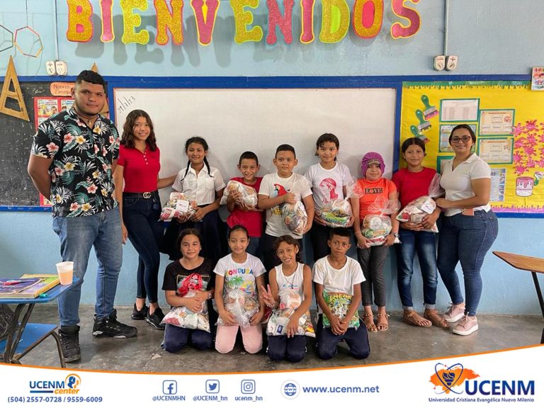 Alumnos de UCENM Tocoa realizan proyecto de vinculación en la Escuela de la Aldea de Cayo Campo