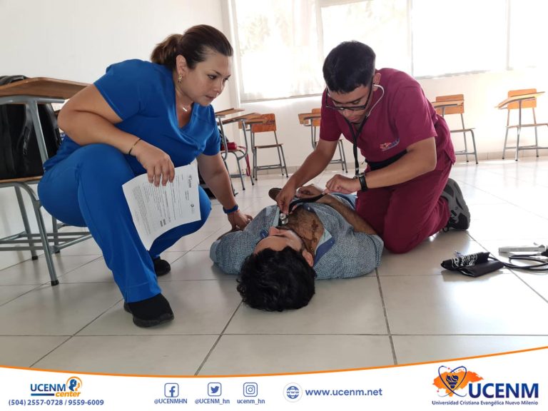 Estudiantes de la Licenciatura en Salud Comunitaria que cursan la asignatura Primeros Auxilios realizan su primera evaluación práctica del II PAC 2023