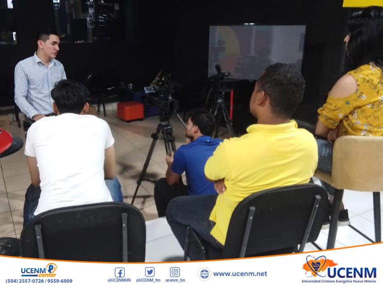 Estudiantes del Técnico en Producción de Televisión reciben taller de Tricaster con el productor Ariel Erazo de RTV Honduras