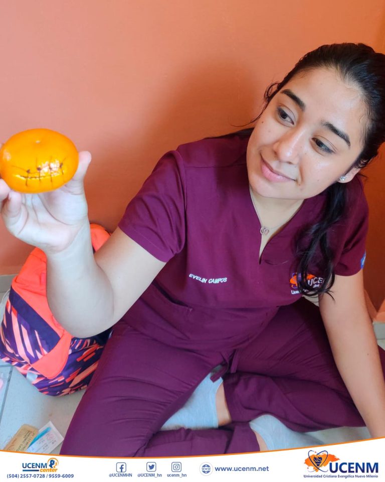 Los estudiantes de la Licenciatura en Salud Comunitaria ponen en práctica sus conocimientos en diferentes técnicas de Suturas