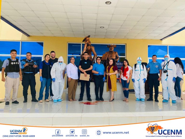 Los estudiantes de la Licenciatura en Derecho realizan el simulacro de una escena del crimen