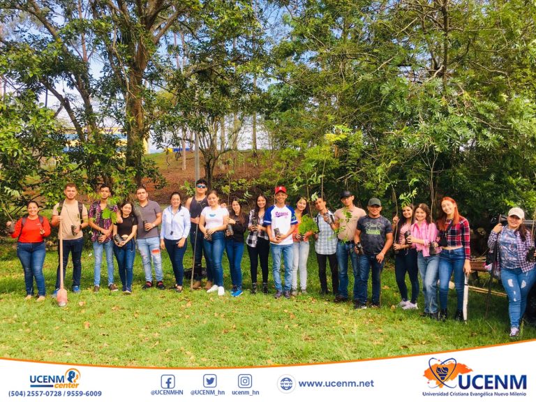 Actividades de reforestación por parte de los estudiantes de UCENM La Entrada, Copán