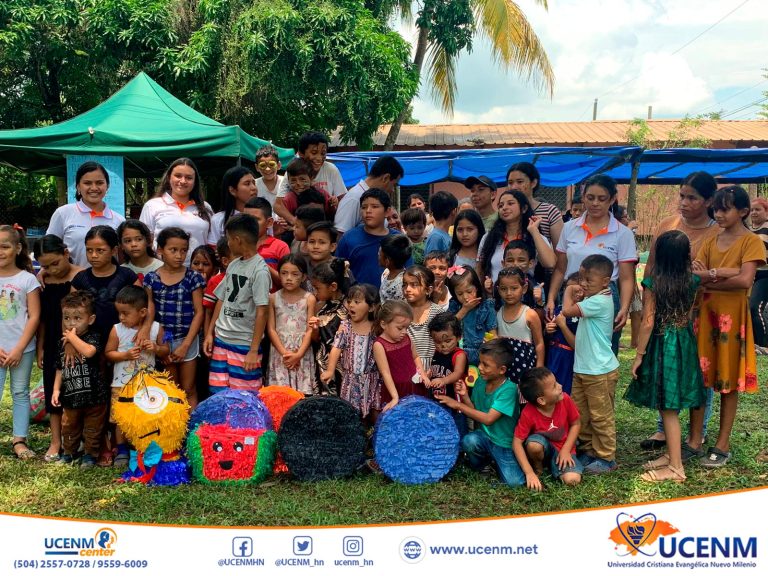 Estudiantes de UCENM Santa Cruz de Yojoa celebran el día del niño en zonas aledañas a la sede