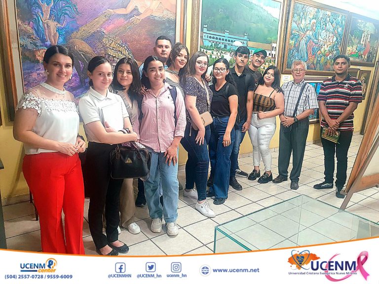 Estudiantes de UCENM Santa Bárbara visitan el museo del municipio como proyecto de la clase Historia de Honduras