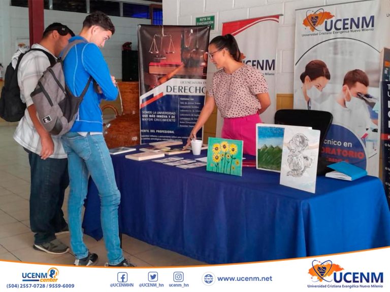 UCENM Tocoa preparó un stand de reclutamiento para actividades extracurriculares