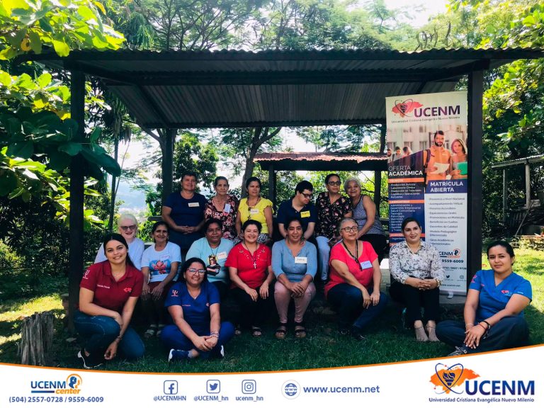 La carrera de Psicología imparte capacitación en la Pastoral de la Mujer en la Parroquia de Santa Bárbara